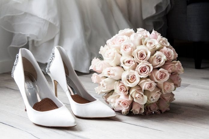 what color heels to wear with white wedding dress_1