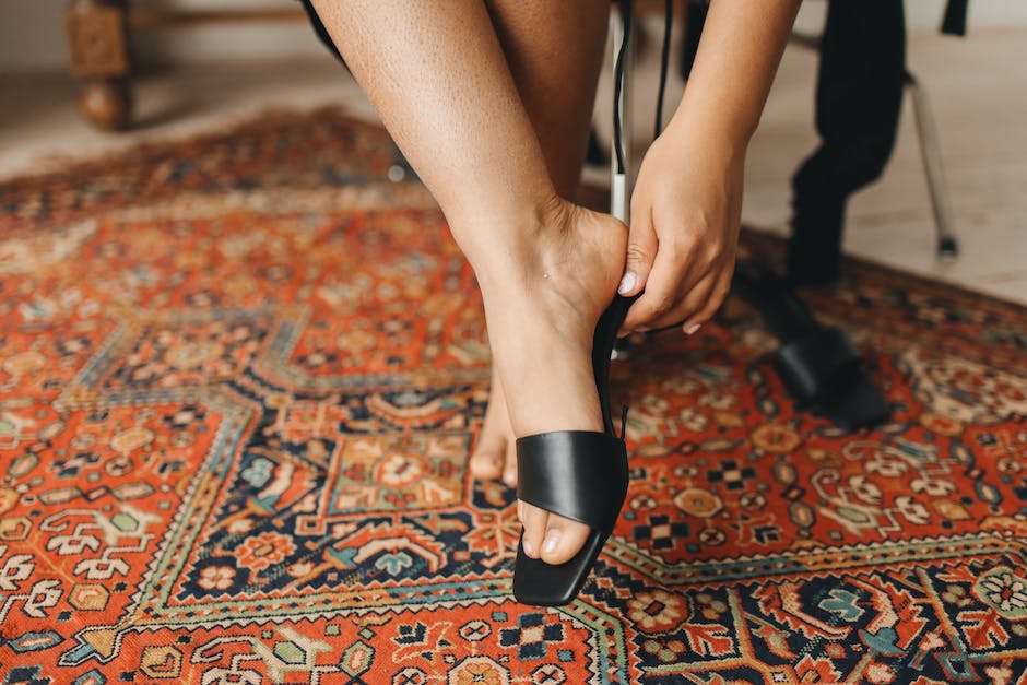 Why does my feet feel numb after wearing heels? Heels